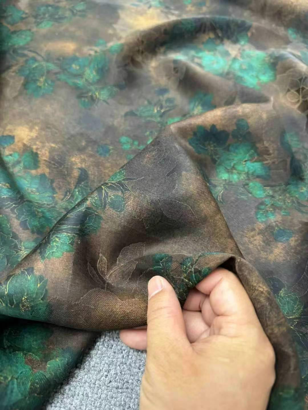 YUEXMR - Handmade 25 Momme HUALUO Jacquard Mud Silk Fabric (Openwork texture) - 114cm by the Yard