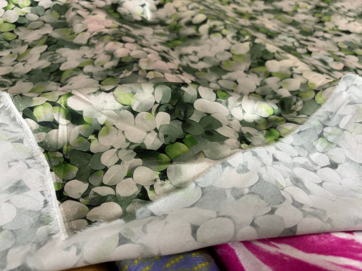 LVYEBA - 19 momme Summer Fresh Creative Green and White Leaf Pattern Digital Print Stretch Silk Satin Fabric - 140cm wide by the Yard
