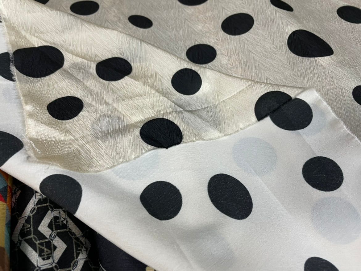 DAXIAOY - 19 Momme Retro Style Hepburn Storm Point Pattern Digital Print Stretch Silk Satin Fabric - 108cm wide by the Yard