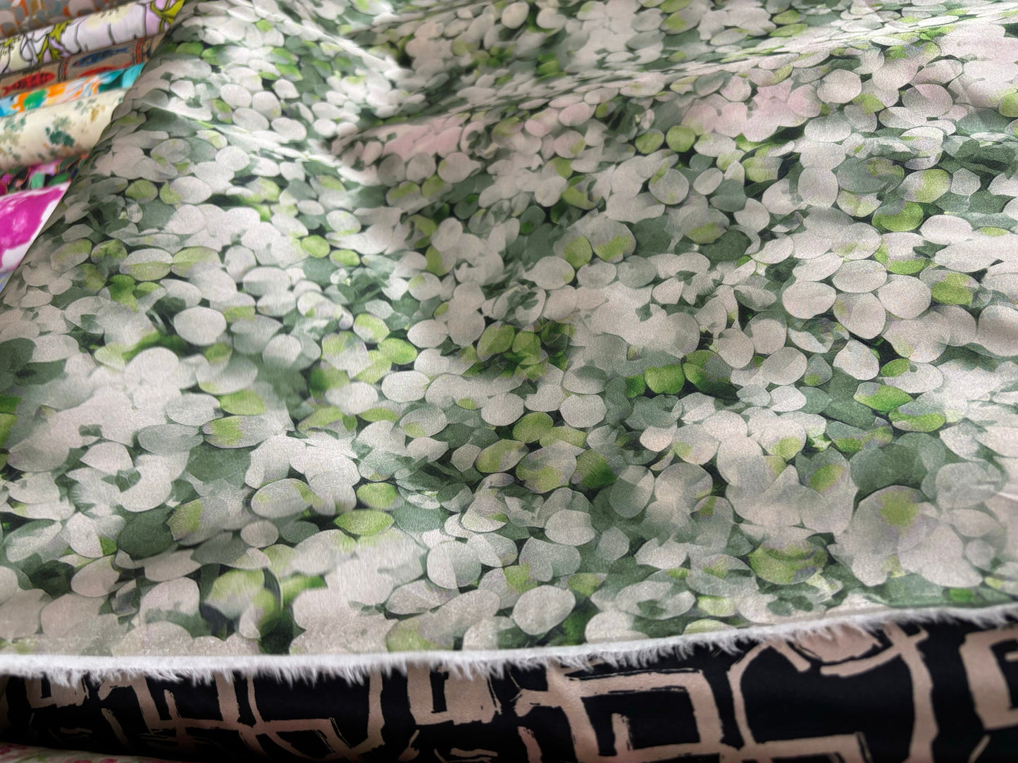 LVYEBA - 19 momme Summer Fresh Creative Green and White Leaf Pattern Digital Print Stretch Silk Satin Fabric - 140cm wide by the Yard