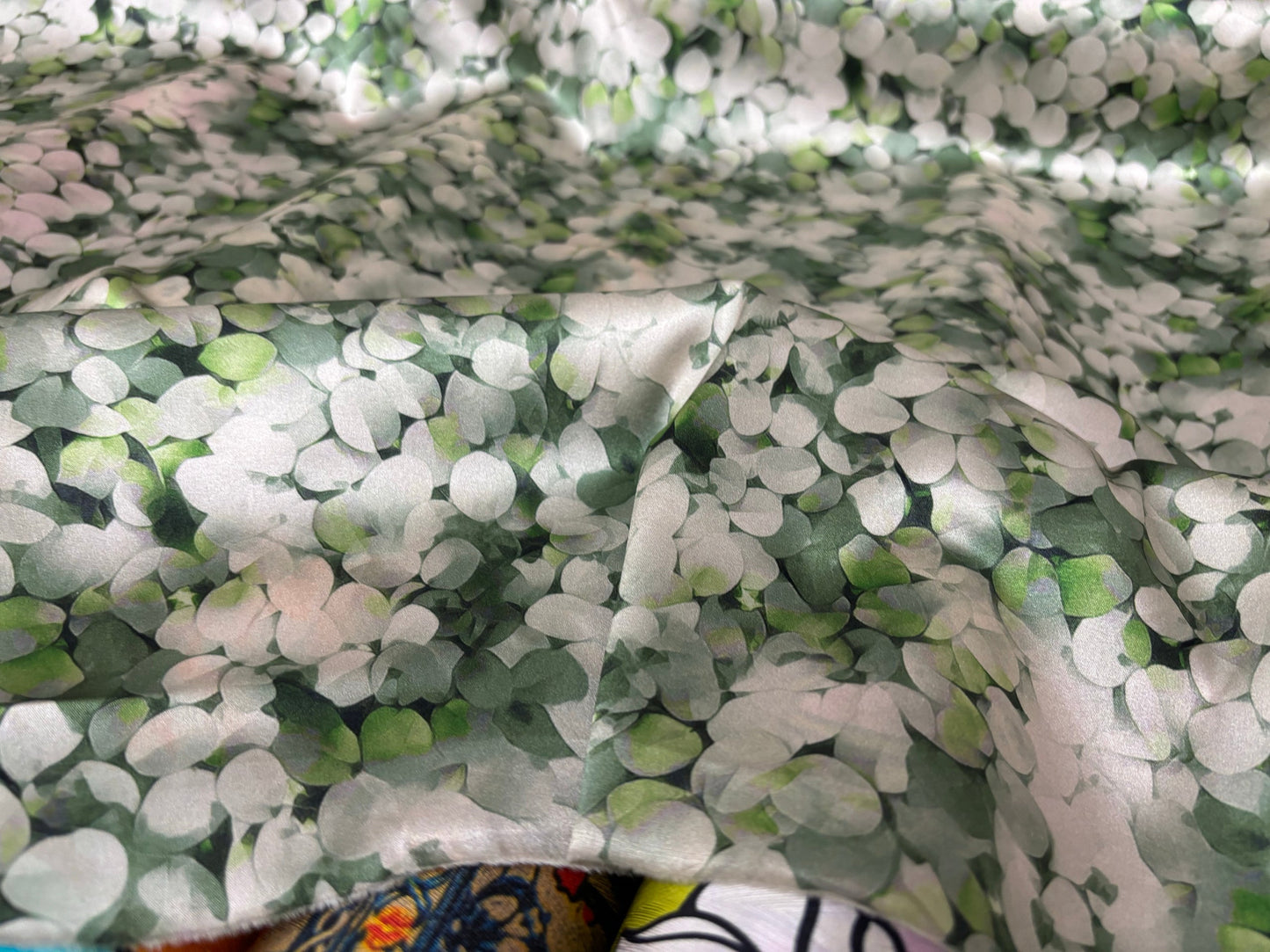 LVYEBA - 19 momme Summer Fresh Creative Green and White Leaf Pattern Digital Print Stretch Silk Satin Fabric - 140cm wide by the Yard