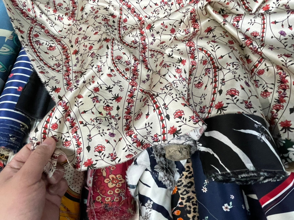 FUSEHU - 19 Momme Pastoral Style Small Floral Pattern Digital Print Stretch Silk Satin Fabric - 108cm wide by the Yard